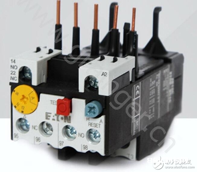 热过载继电器是运用电流热效应原理，以电工热敏双金属片作为灵敏元件的过载继电器，又称热继电器。