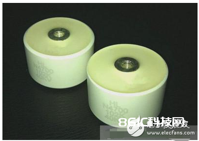 陶瓷电容器用处多种多样，它在不同的电路中发挥不同功用。典型的陶瓷电容器用处分为4种，别离为耦合、去耦合、滑润、滤波器。以下将对此进行具体阐明。