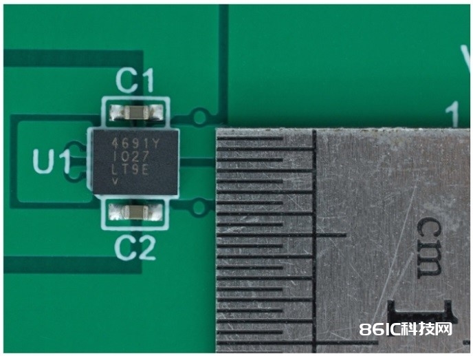 图2 - 3.6 V输入、双路输出µModule降压稳压器以3 mm × 4 mm小尺度为每通道供给2 A电流.jpg