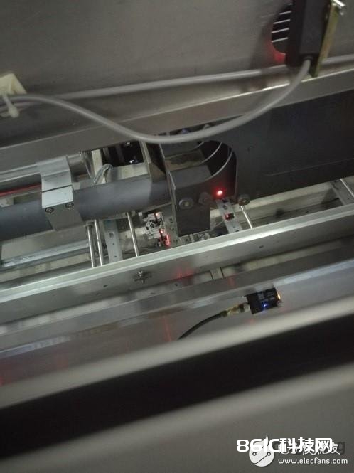 堡盟O300光电传感器在太阳能电池板出产过程中的运用解析