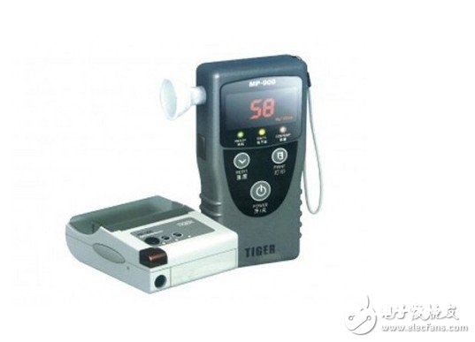 使用压力传感器丈量人体吹气风压的酒精检测仪